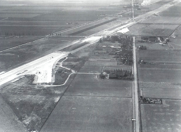 Verticaal in beeld de Aalsmeerderweg welke wordt doorsneden door de aanleg van de Kaagbaan ,eind jaren 50.