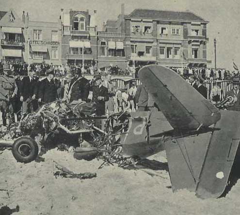 het uitgebrande wrak op het strand van Vlissingen