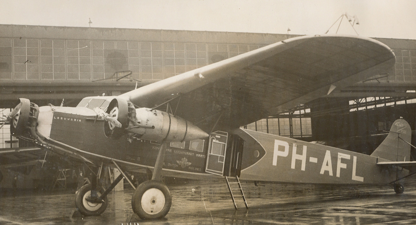 De Leeuwerik voor Hangar B op Schiphol