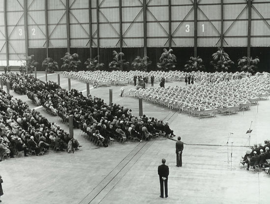 de herdenkingsplechtigheid in hangar 11